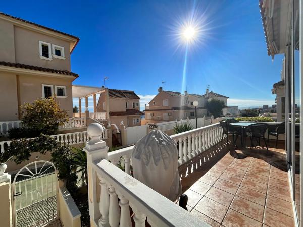 Chalet independiente en venta en Calle Hemingway, Torrevieja
 photo 3