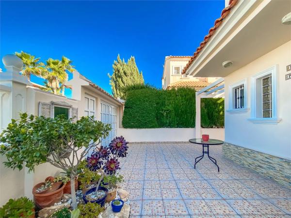 Terraced house for sale at Calle Hemingway , Torrevieja photo 1