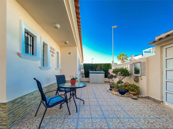 Terraced house for sale at Calle Hemingway , Torrevieja thumbnail 1