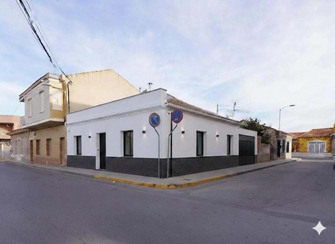 Продажа отдельного шале в Calle la Concordia, Бенехусар photo 1