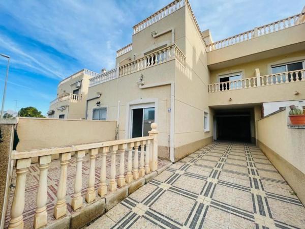 Duplex for sale on Avenida Primero de Mayo, Benferri photo 1