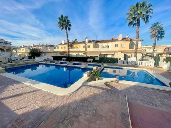 Chalet adosado en venta en  Calle Marie Curie , Benijofar photo 3