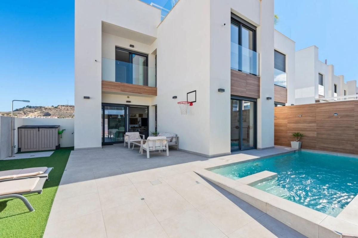Sale of independent chalet in Calle Infanta Elena, Benijofar
photo 2