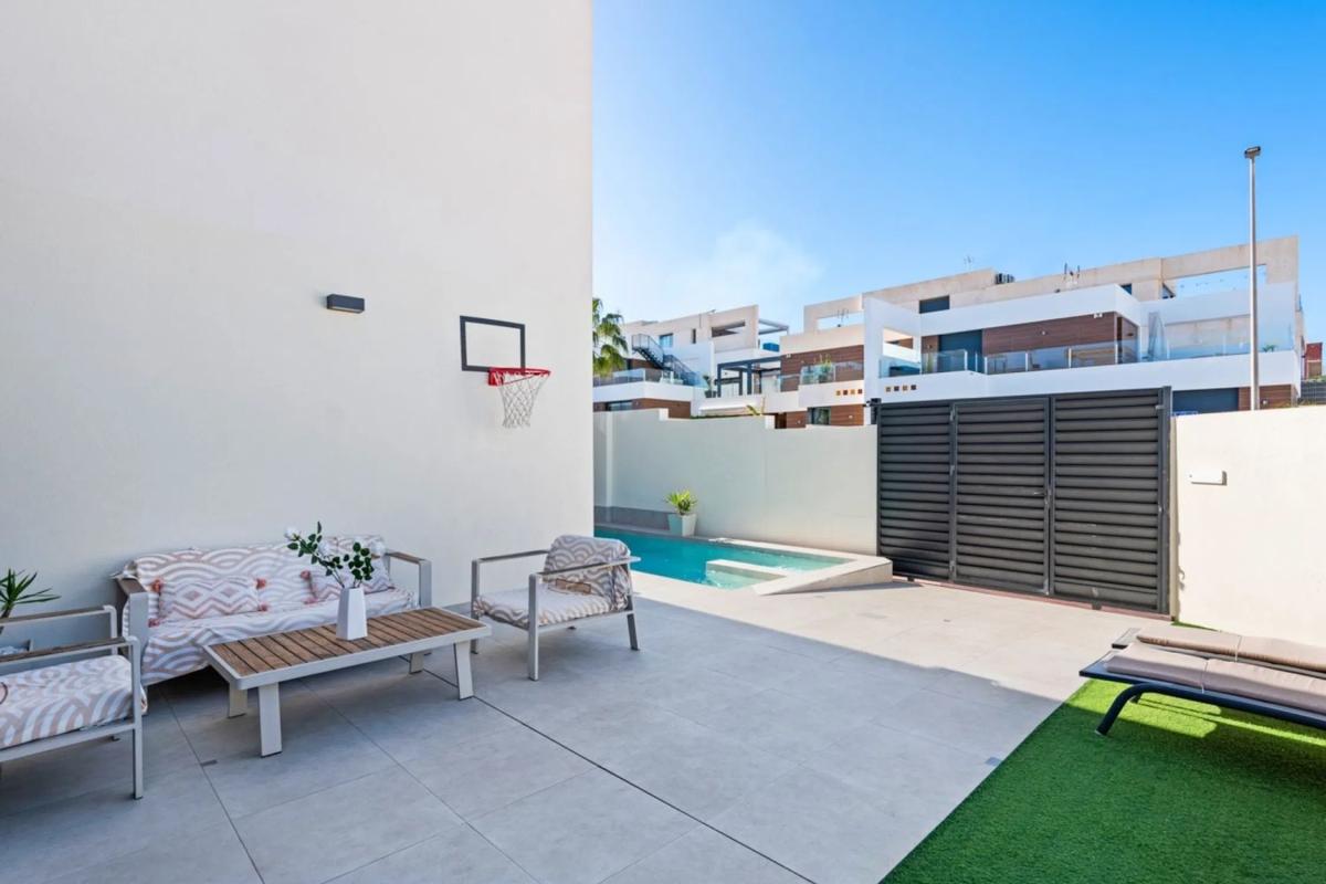 Sale of independent chalet in Calle Infanta Elena, Benijofar
photo 5