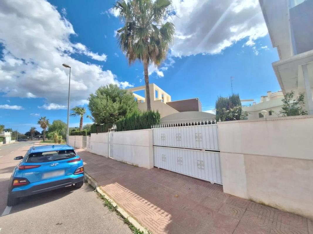 Продажа отдельного шале в Calle alicante s/n, Бенихофар photo 1