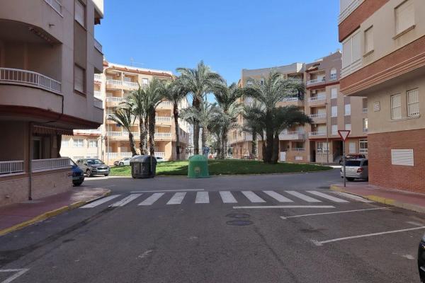 Sale of flat in Calle Giner de los Ríos, 23, Guardamar del Segura
 photo 1