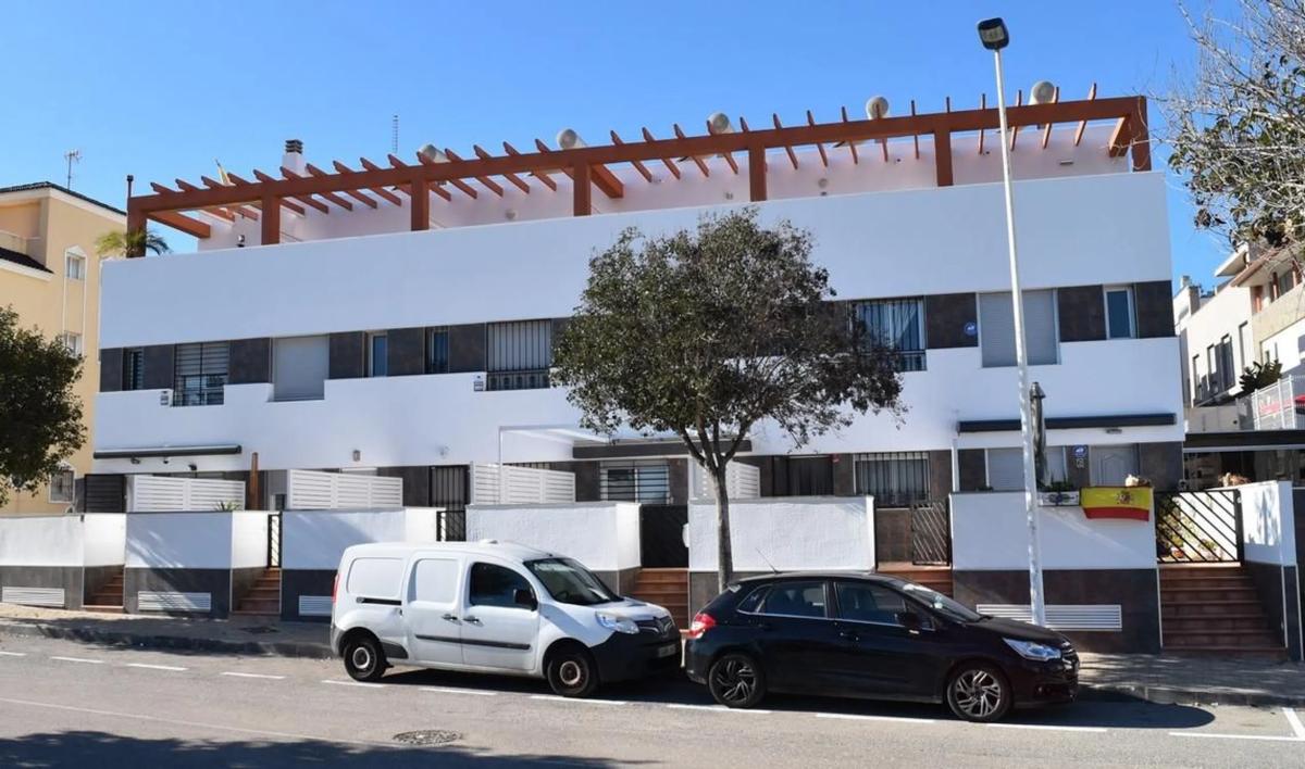 Venta de chalet adosado en  Urbanizaciones , Guardamar del Segura photo 3