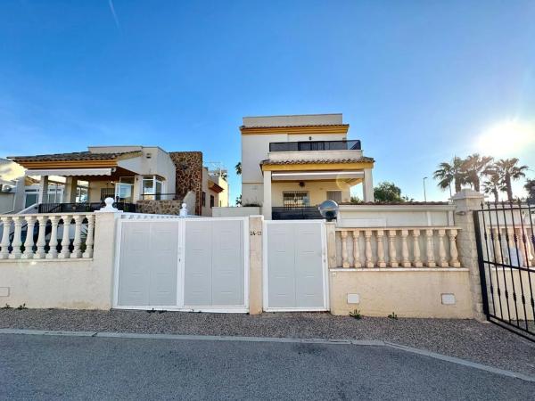 Chalet wolnostojący na sprzedaż w Calle Vicente Aracil, 24, Guardamar del Segura photo 1