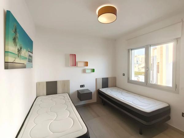 Частный шале на продаже в  Calle la Malva Rosa, 19, Гуардамар-дель-Сегура photo 1