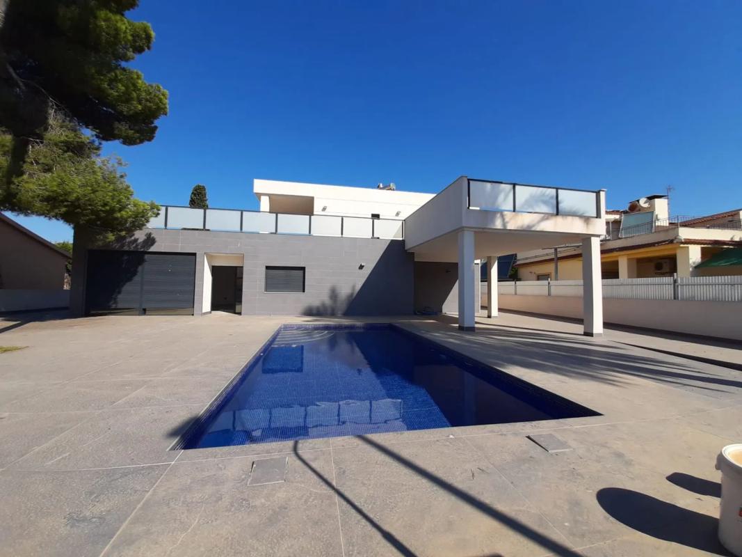 Sale of independent chalet in Barrio Campoamor, Orihuela
photo 1