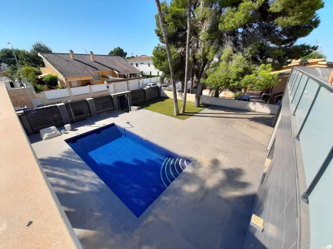 Sale of independent chalet in Barrio Campoamor, Orihuela
photo 2