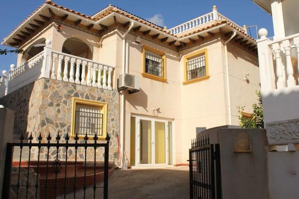 Частный шале на продаже в  Barrio La Zenia, Ориуэла photo 2