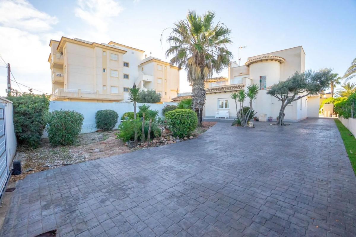 Sale of independent chalet in Calle Violetas s/n, Orihuela
 photo 2