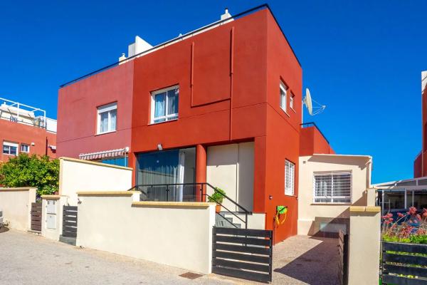 Chalet pareado en calle Azores photo 1