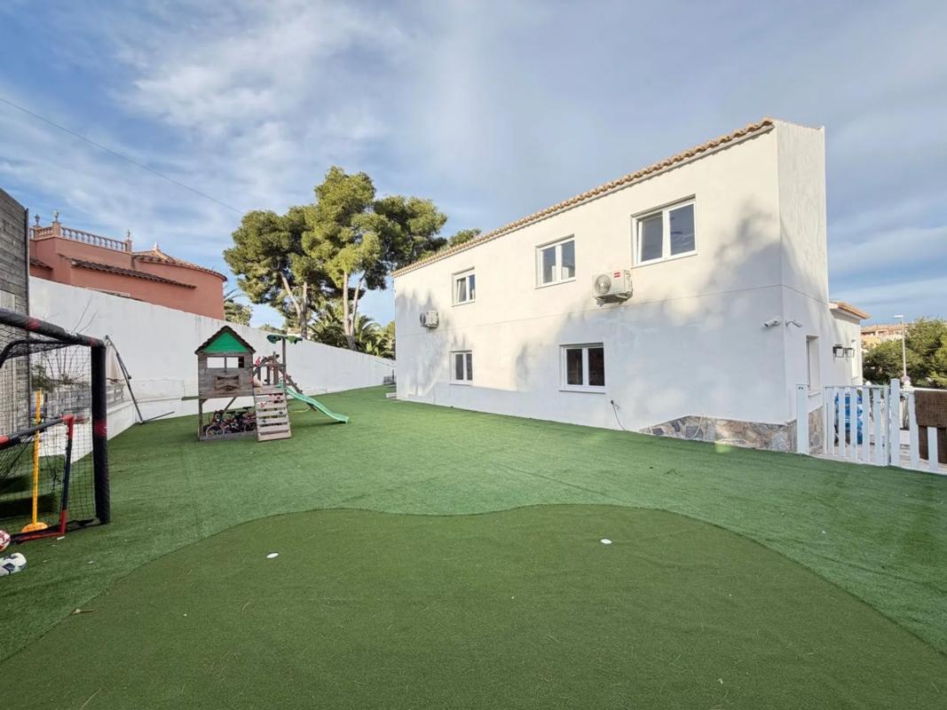 Sale of independent chalet in Calle los Pirineos, 1, Orihuela
photo 1