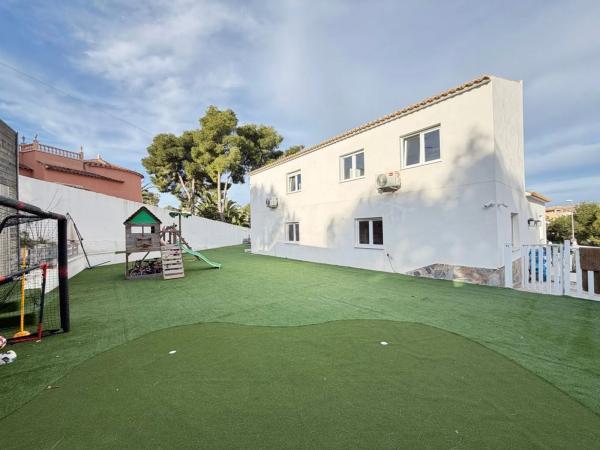Independent chalet for sale in Calle los Pirineos, 1, Orihuela
photo 1