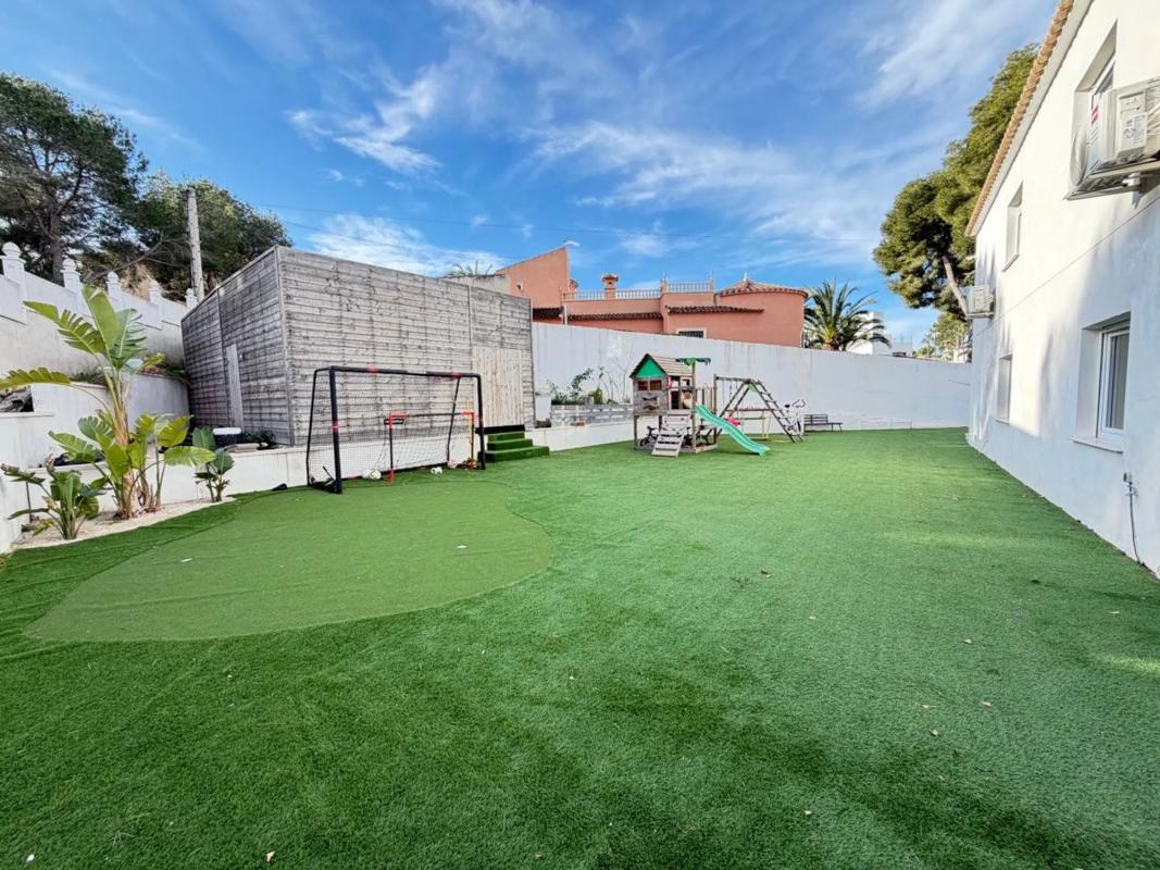 Sale of independent chalet in Calle los Pirineos, 1, Orihuela
photo 2
