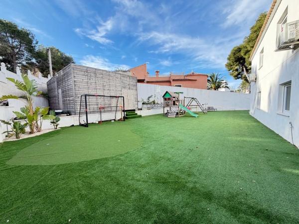 Independent chalet for sale in Calle los Pirineos, 1, Orihuela
thumbnail 1