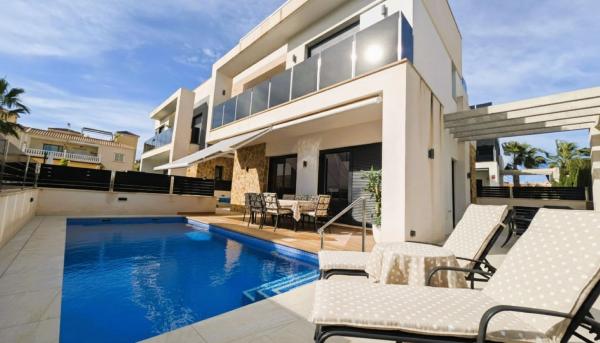 Independent chalet for sale in Calle Cabo Trafalgar, Orihuela
 photo 1