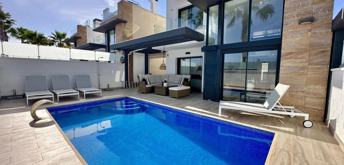 Sale of independent chalet in Calle Cabo de Peñas, 5, Orihuela
photo 3