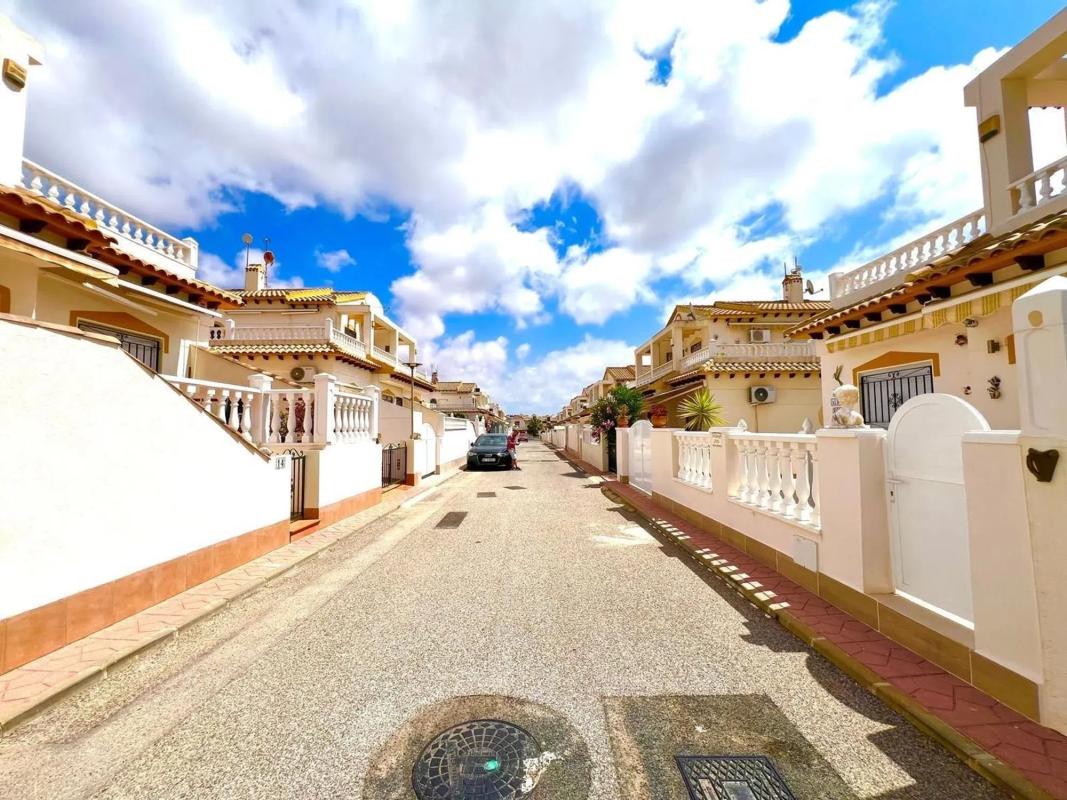 Sale of independent chalet in Barrio Los Balcones y los Altos, Orihuela
photo 2