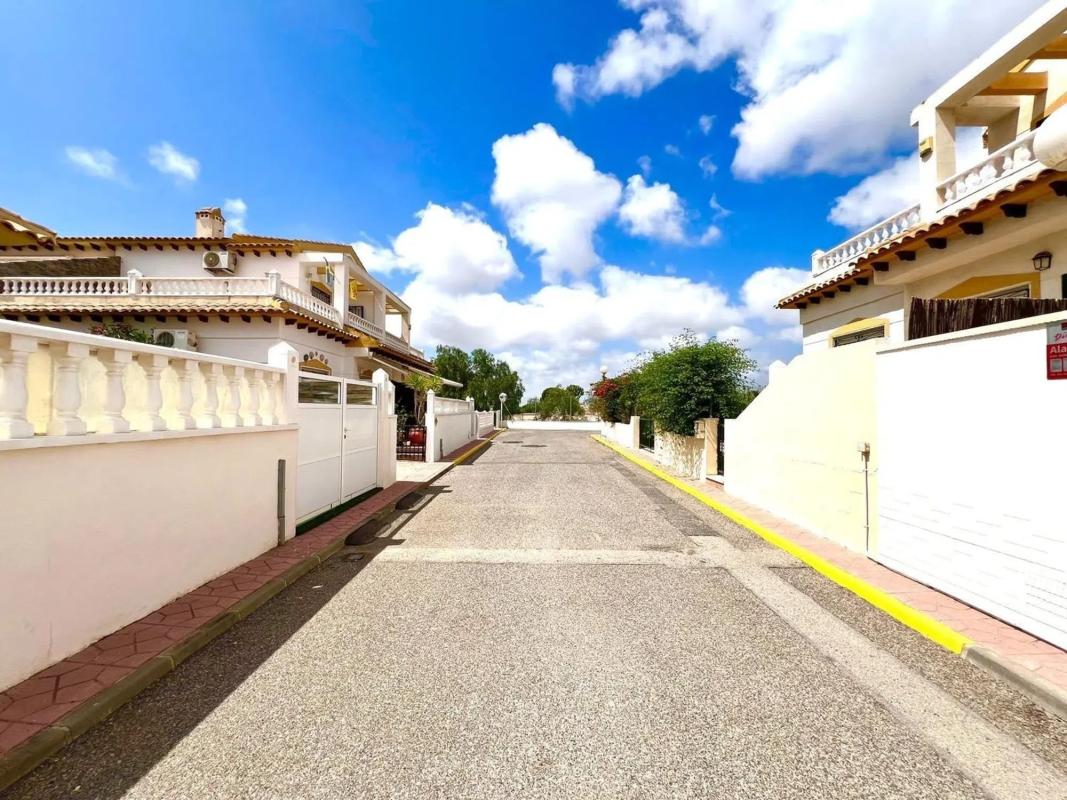 Sale of independent chalet in Barrio Los Balcones y los Altos, Orihuela
photo 3