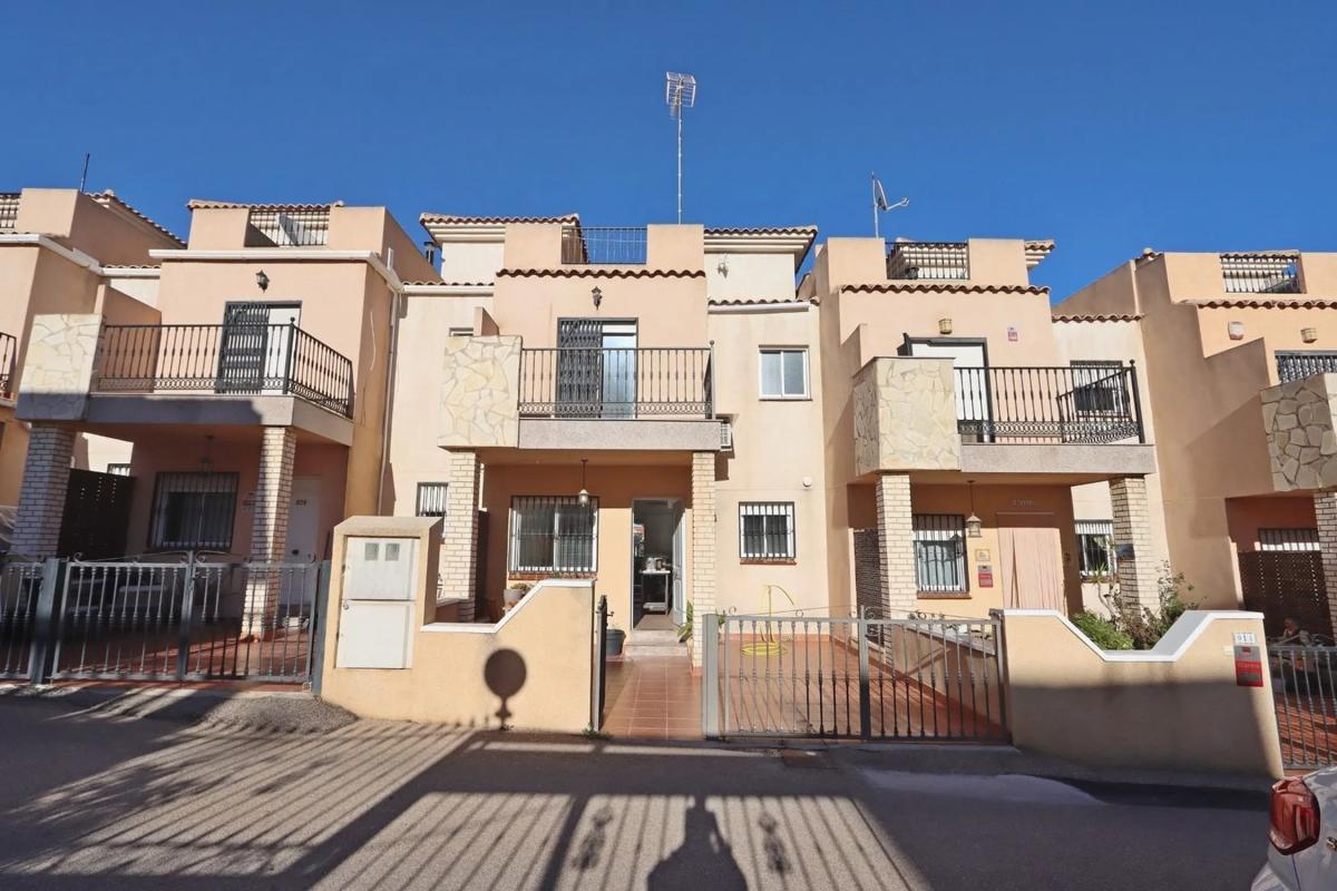 Sale of townhouse in  Calle Rosa , Orihuela photo 2