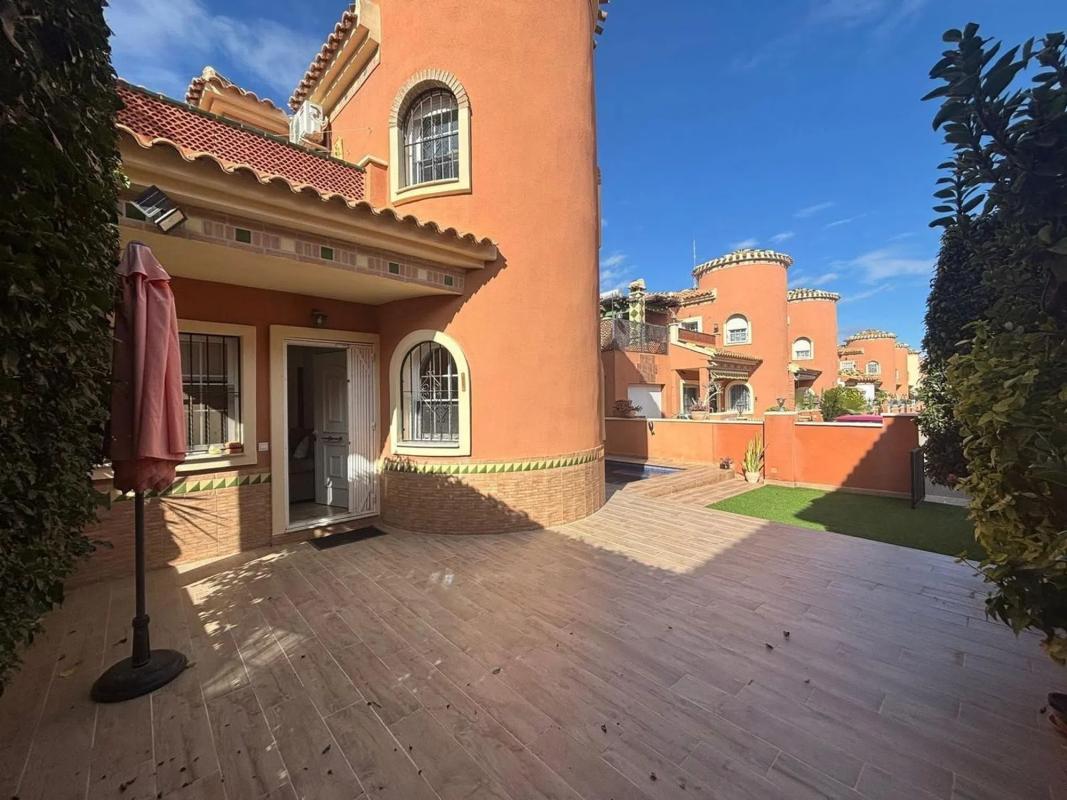 Sale of independent chalet in Barrio Playa Flamenca, Orihuela
photo 1