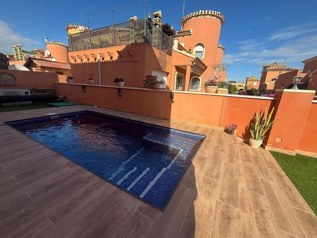 Sale of independent chalet in Barrio Playa Flamenca, Orihuela
photo 3
