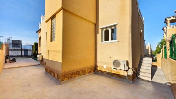 Chalet independiente en venta en Calle Bidasoa, 1, Orihuela
 photo 2