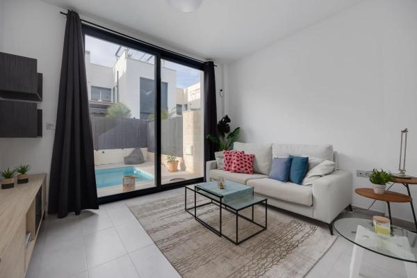 Chalet independiente en venta en Barrio Villamartín, Orihuela
 photo 1