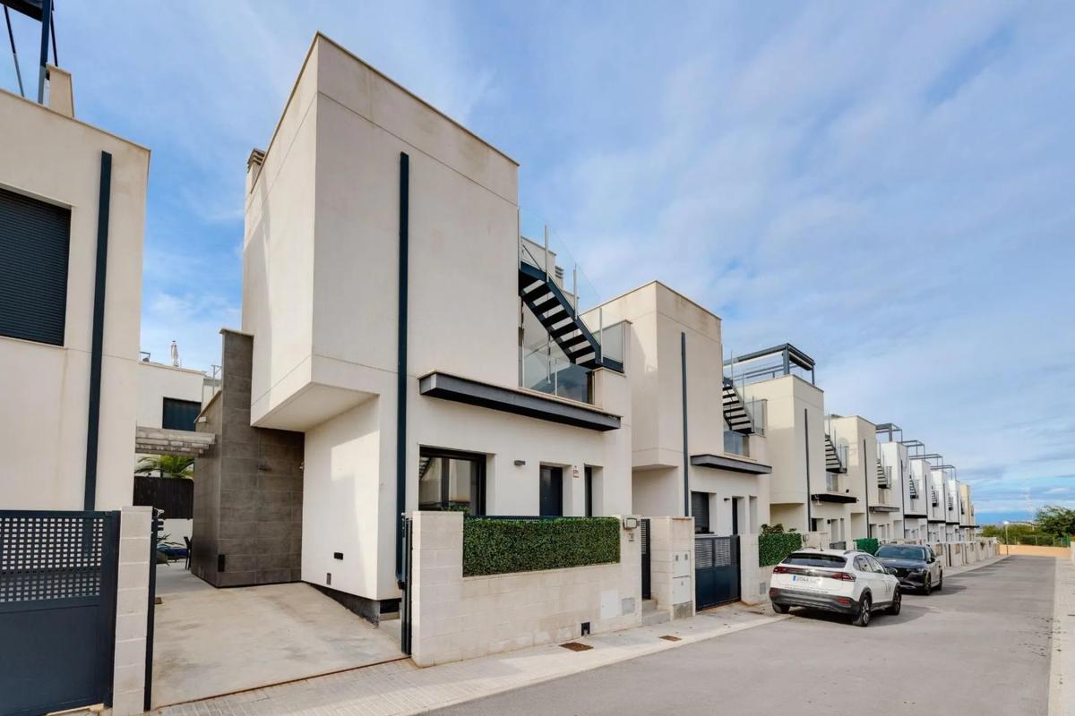 Продажа отдельного шале в  Barrio Villamartín, Ориуэла photo 2