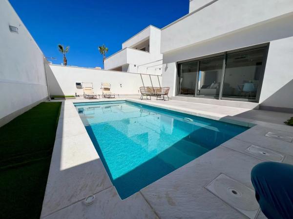 Chalet independiente en venta en Barrio Villamartín, Orihuela
 photo 1