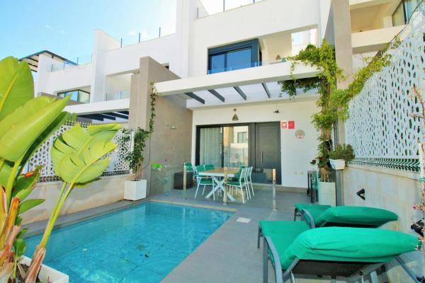 Chalet adosado en venta en  Calle Bidasoa, 13 , Orihuela photo 1