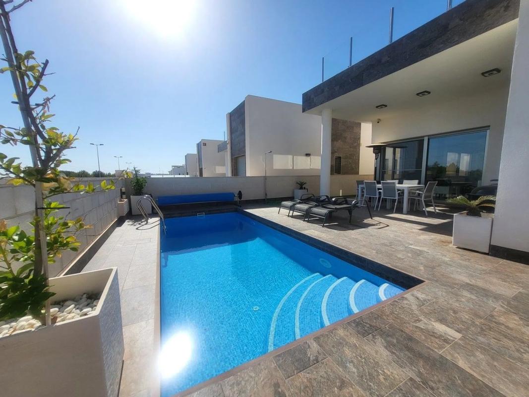 Sale of independent chalet in Calle Miño, 1, Orihuela
photo 1