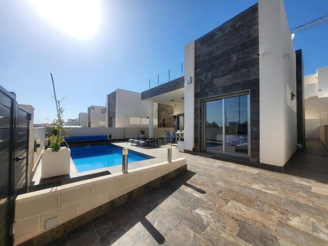 Sale of independent chalet in Calle Miño, 1, Orihuela
photo 2