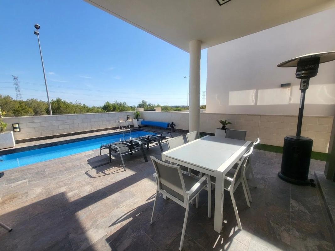 Sale of independent chalet in Calle Miño, 1, Orihuela
photo 3