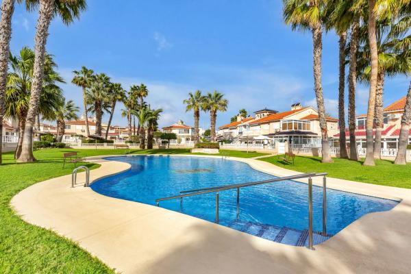 Chalet adosado en venta en  Calle Pino Piñonero, 4 , Orihuela photo 1