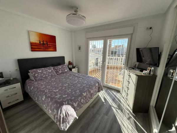 Chalet independiente en venta en Calle Lago Bañolas, Orihuela
photo 1