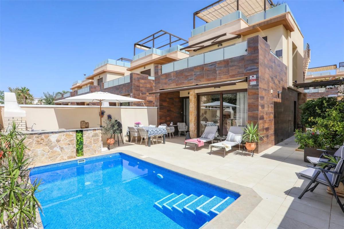 Sale of independent chalet in Calle Corbeta, Pilar de la Horadada
photo 1