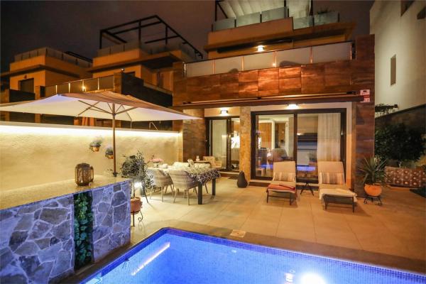 Independent chalet for sale in Calle Corbeta, Pilar de la Horadada
thumbnail 1