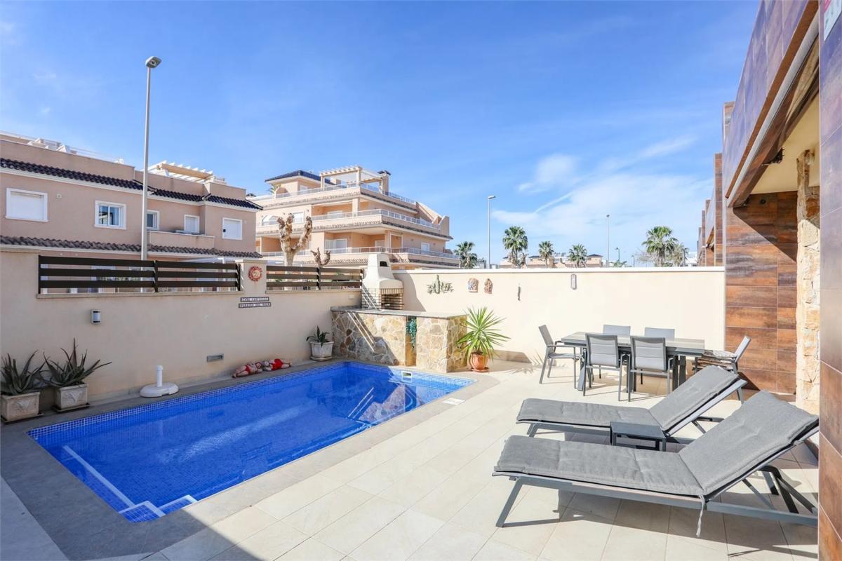 Sale of independent chalet in Calle Corbeta, Pilar de la Horadada
photo 3