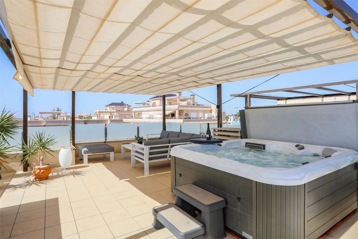 Sale of independent chalet in Calle Corbeta, Pilar de la Horadada
photo 4