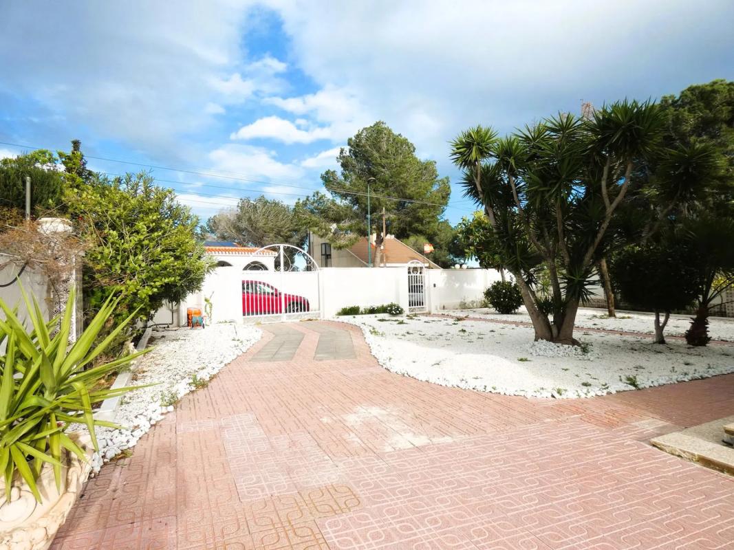 Sale of independent chalet in Calle Abedul, 24, Pilar de la Horadada
 photo 2