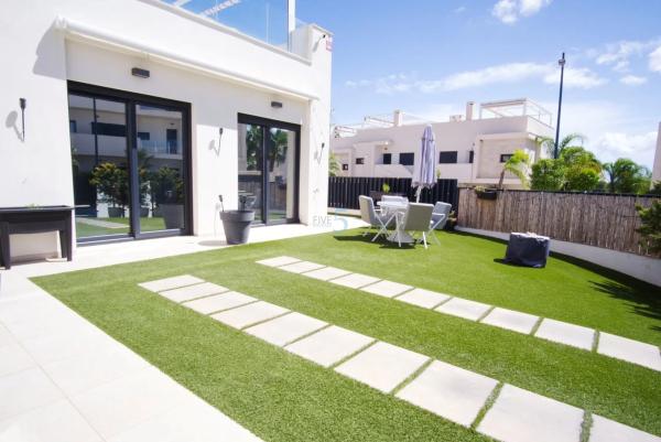 Independent chalet for sale in Pinar de Campoverde, Pilar de la Horadada
photo 1