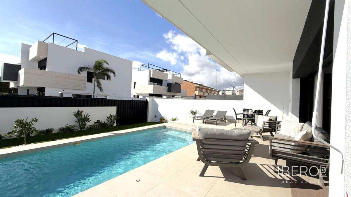 Sale of independent chalet in Calle Castellano Manchega, Pilar de la Horadada
photo 2