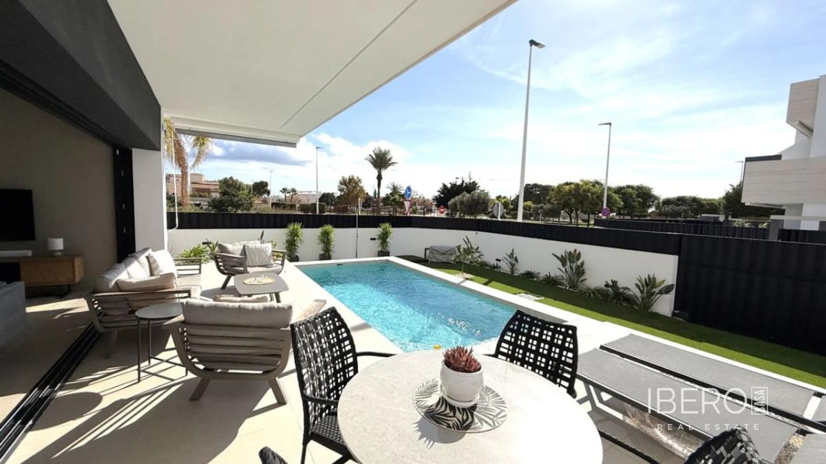 Sale of independent chalet in Calle Castellano Manchega, Pilar de la Horadada
photo 3