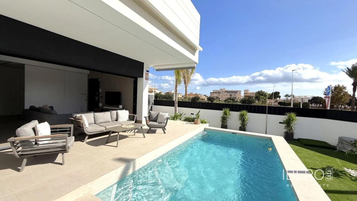 Sale of independent chalet in Calle Castellano Manchega, Pilar de la Horadada
photo 4