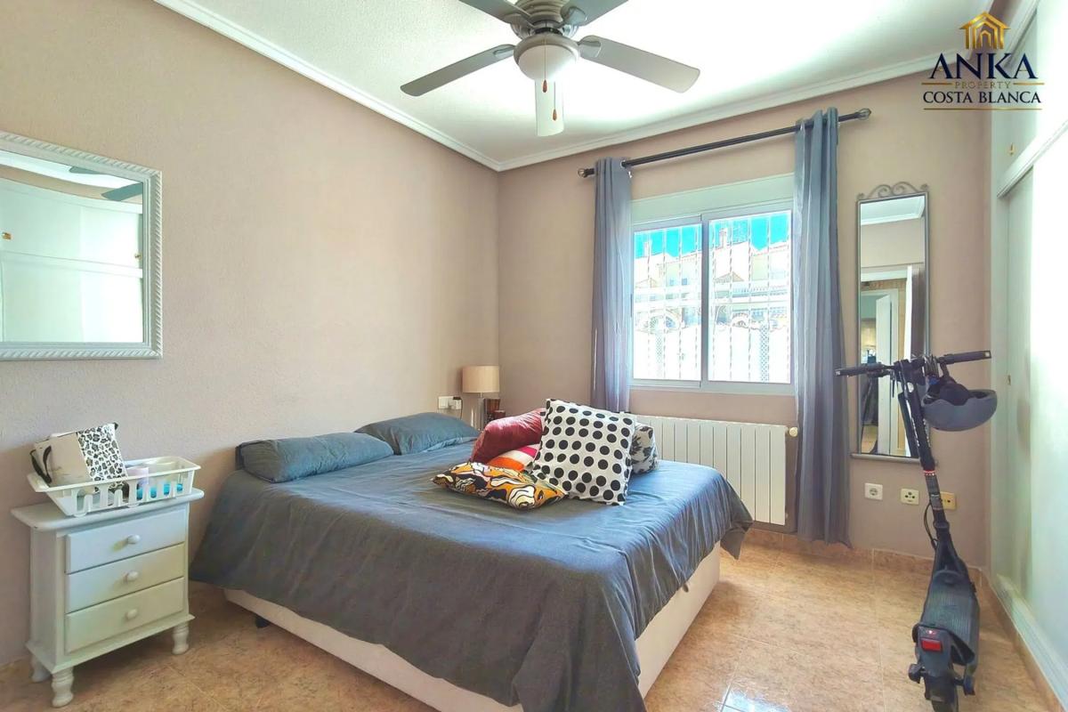 Venta de chalet independiente en Calle los Arcos, 11, Rojales
photo 1