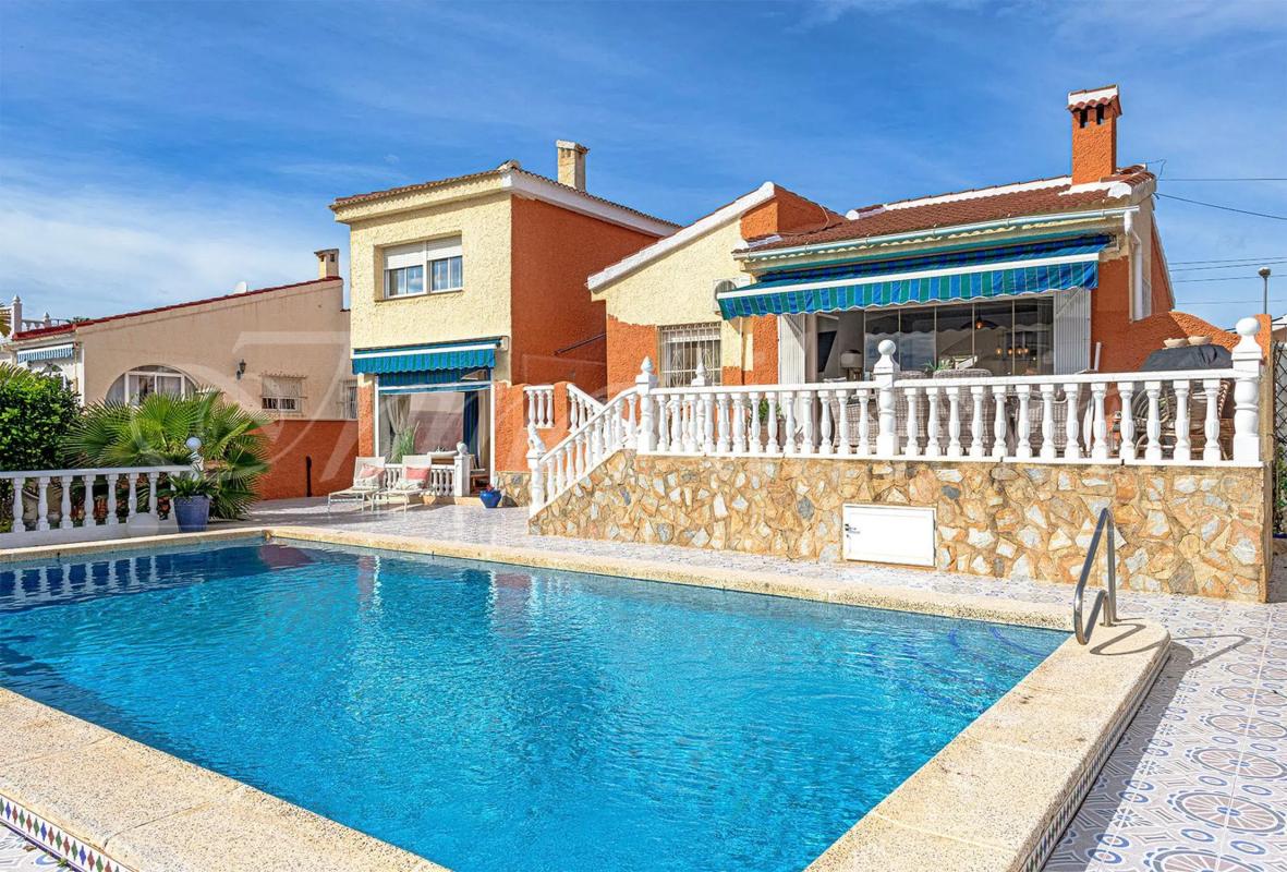 Venta de chalet independiente en Avenida del Aeropuerto, Rojales
photo 1